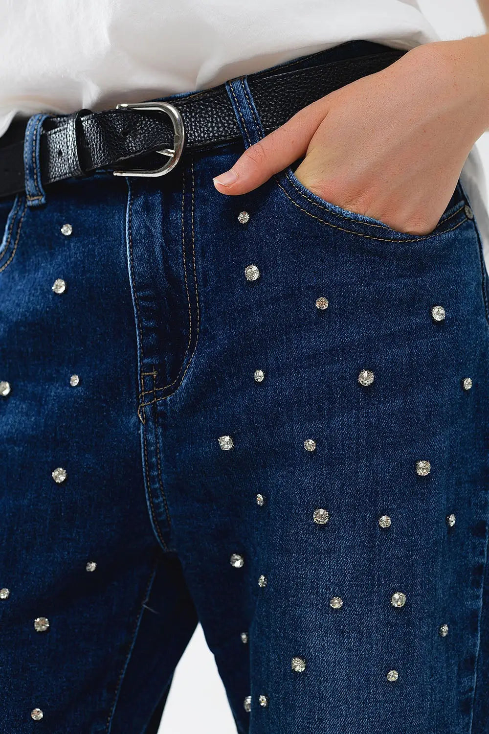 Jean droit bleu avec strass sur le devant et extrémités effilochées - Pantalons