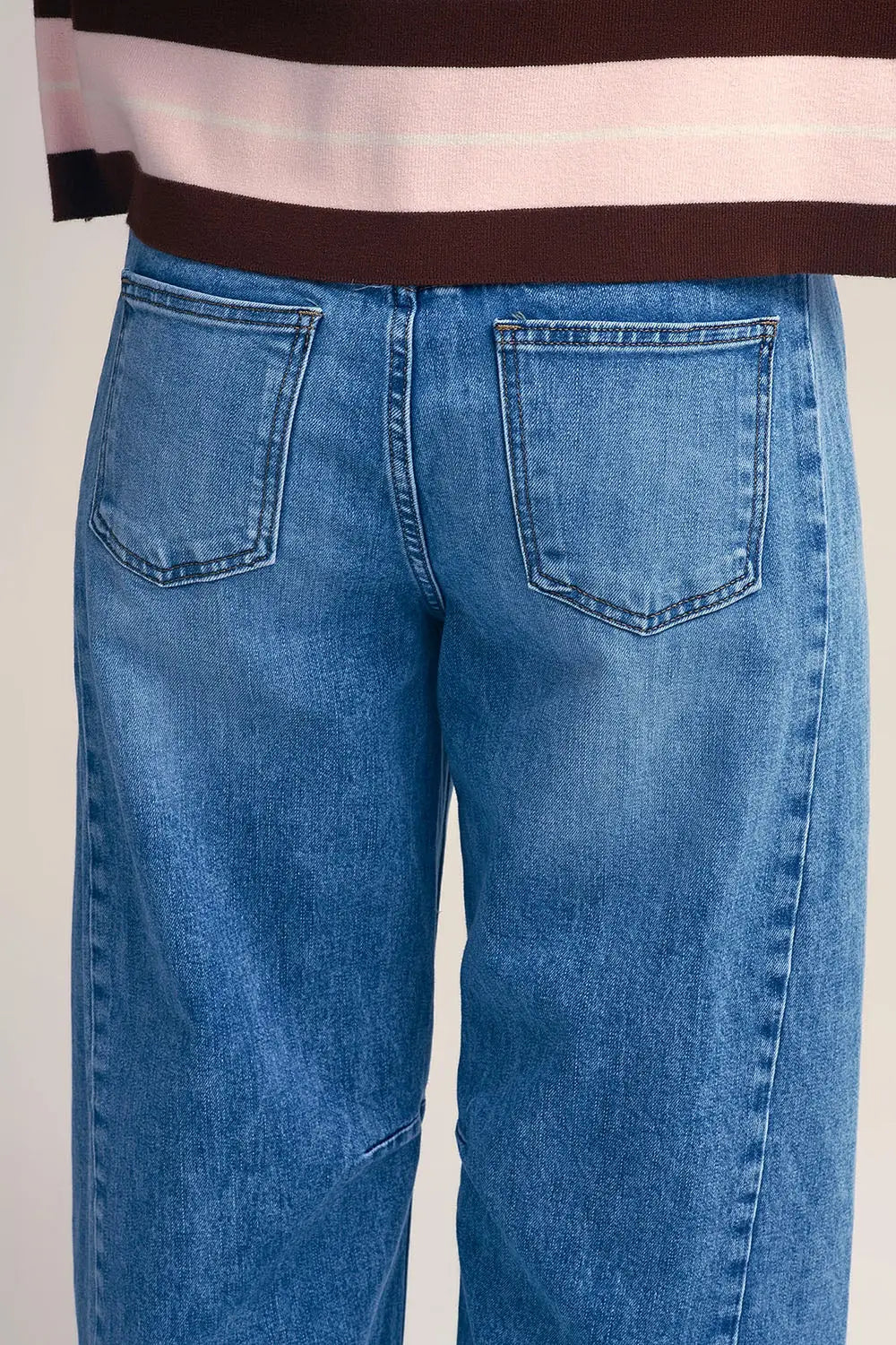 Jean droit de style barrel avec surpiqûres au genou - Pantalons