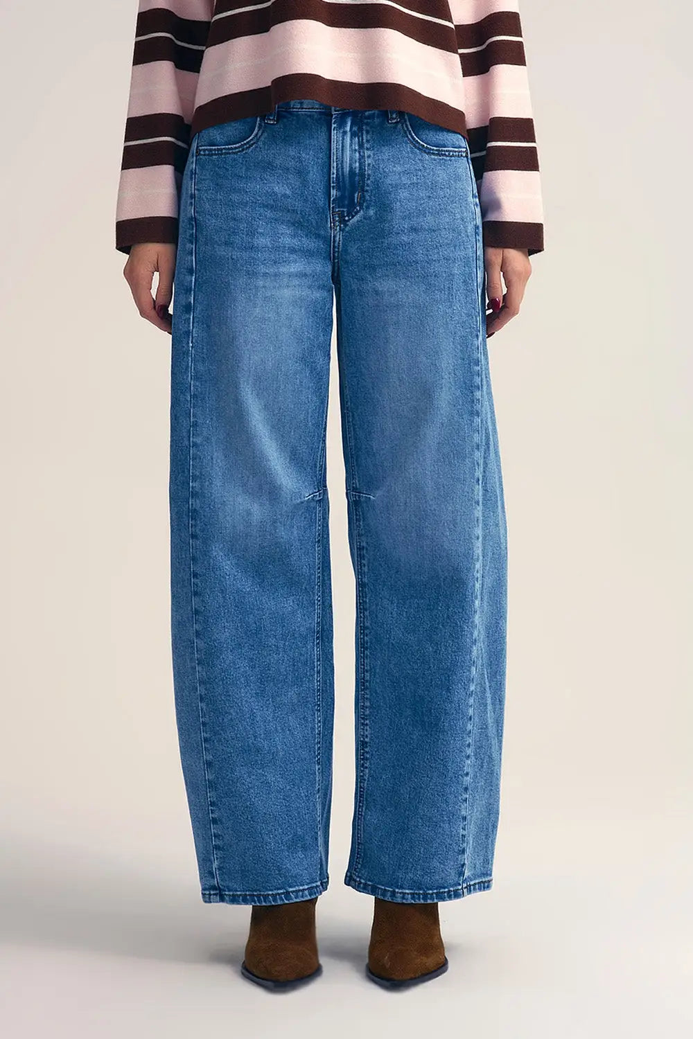 Q2 Jean droit de style barrel avec surpiqûres au genou