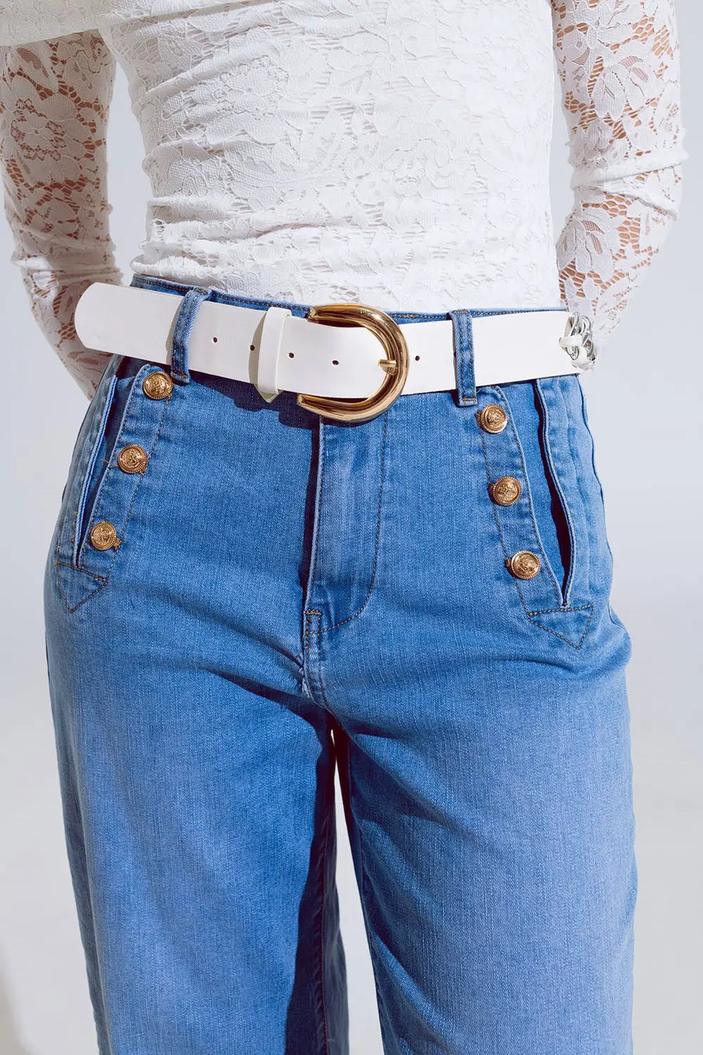 Jean droit évasé en bleu délavé avec détails de boutons - Pantalons