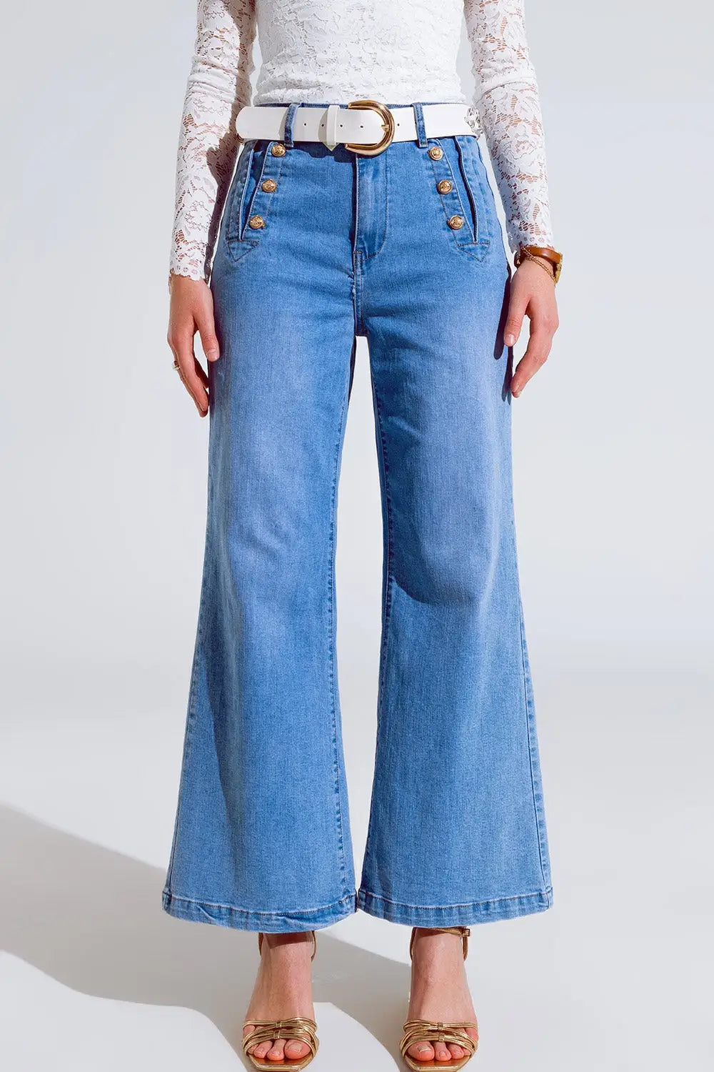 Q2 Jean droit évasé en bleu délavé avec détails de boutons