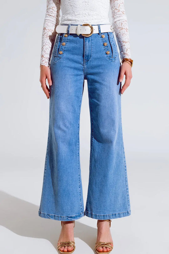 Q2 Jean droit évasé en bleu délavé avec détails de boutons