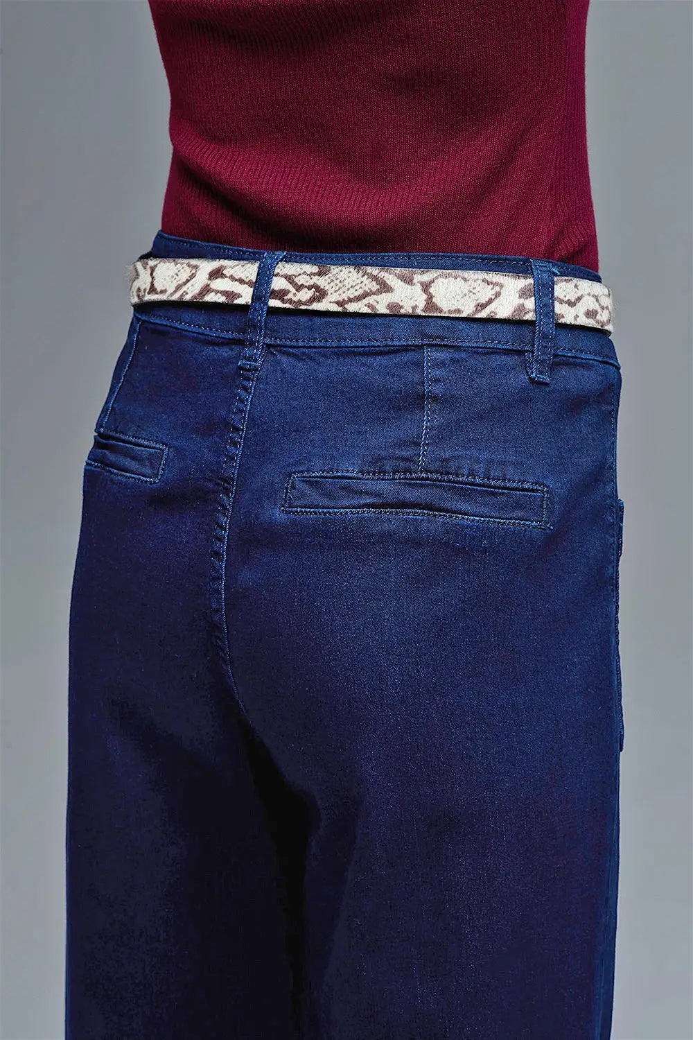 Jean droit marine avec pochettes en bleu profond - Pantalons