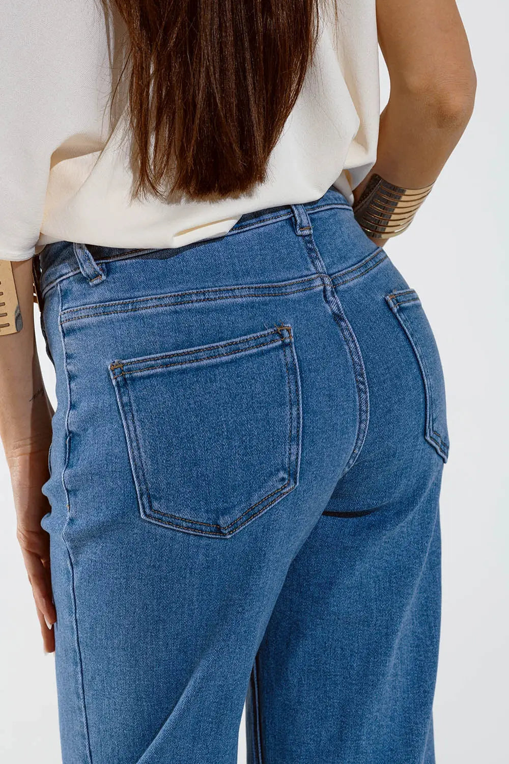 Jean droit style marine avec détails de boutons dorés sur le côté en bleu moyen - Pantalons