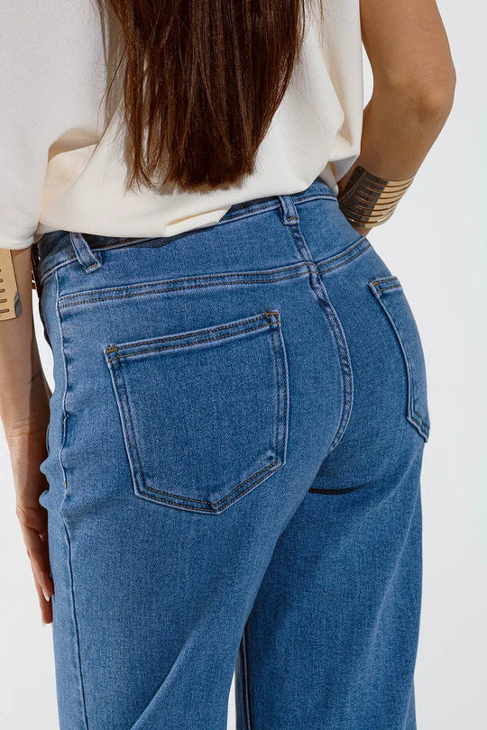 Jean droit style marine avec détails de boutons dorés sur le côté en bleu moyen - Pantalons