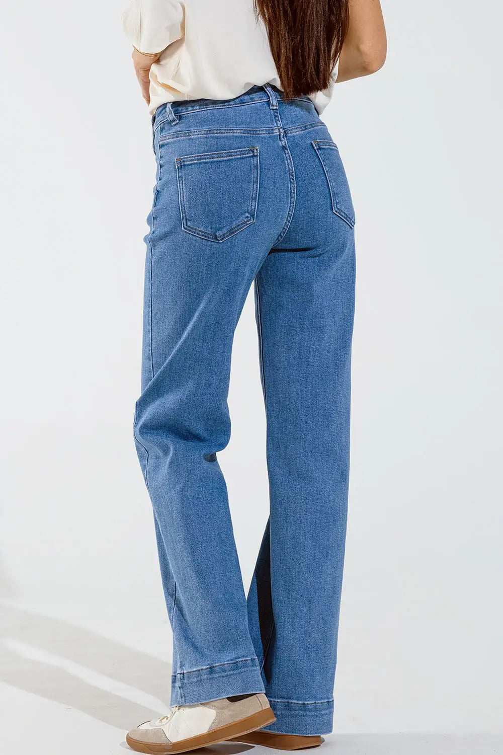 Jean droit style marine avec détails de boutons dorés sur le côté en bleu moyen - Pantalons