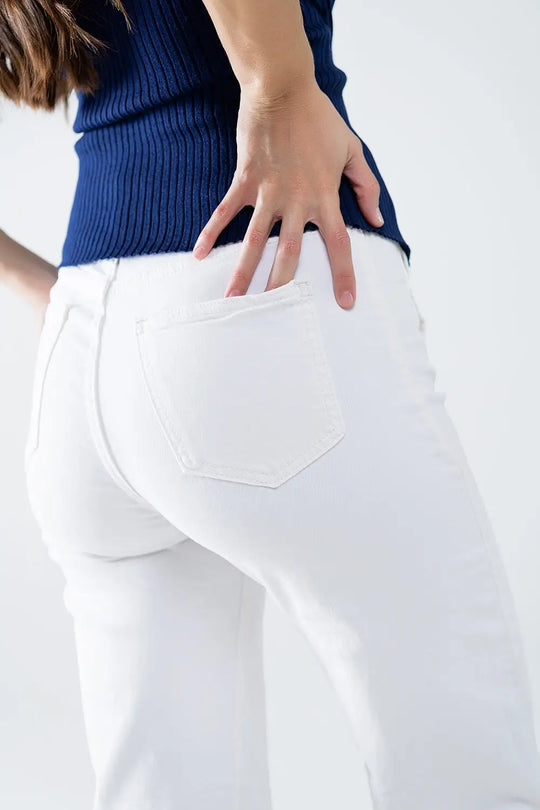 Jean évasé avec boutons dorés sur le côté en blanc - Pantalons