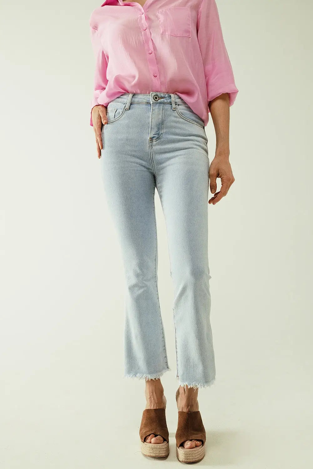 Jean évasé bleu clair avec cinq poches et finition sans couture - Pantalons