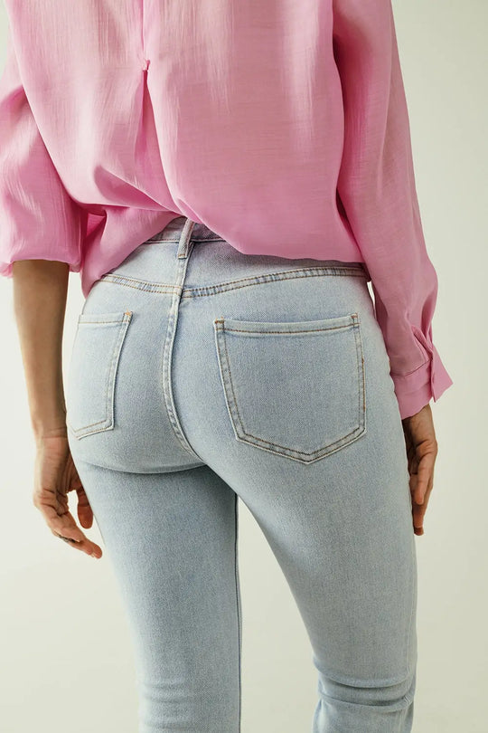Jean évasé bleu clair avec cinq poches et finition sans couture - Pantalons