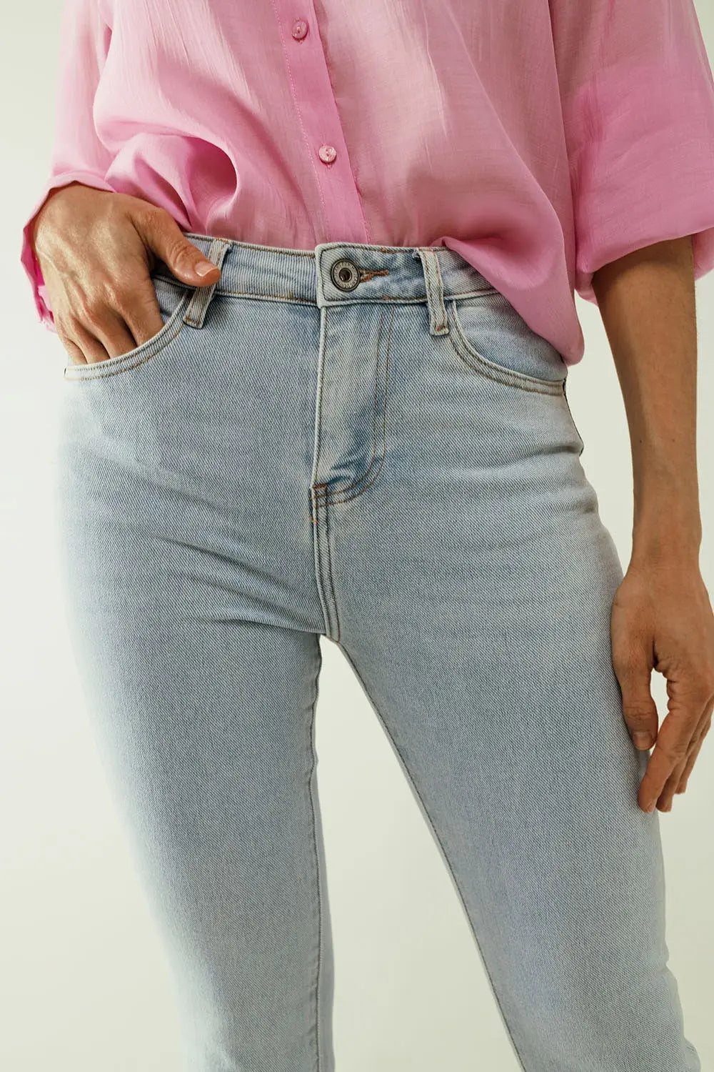 Jean évasé bleu clair avec cinq poches et finition sans couture - Pantalons