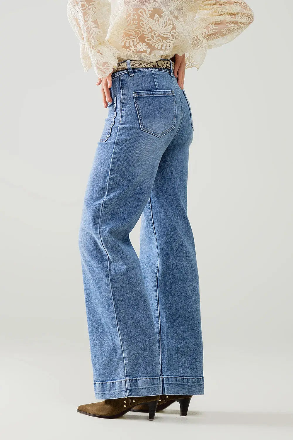 Jean extensible à jambe droite avec poches sur le devant délavage moyen - Pantalons