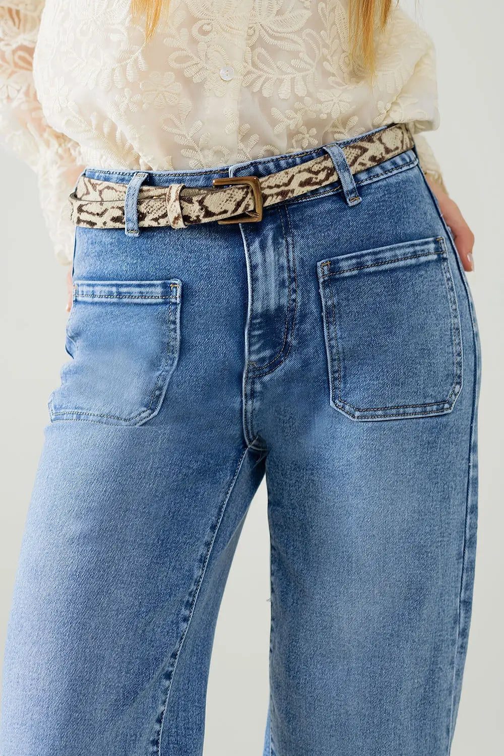 Jean extensible à jambe droite avec poches sur le devant délavage moyen - Pantalons