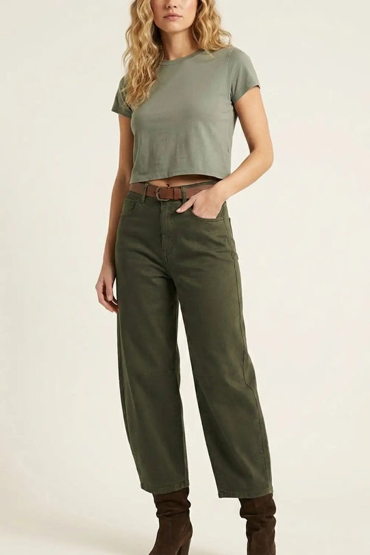 Jean extensible confortable avec jambe en tonneau en vert foncé - Pantalons
