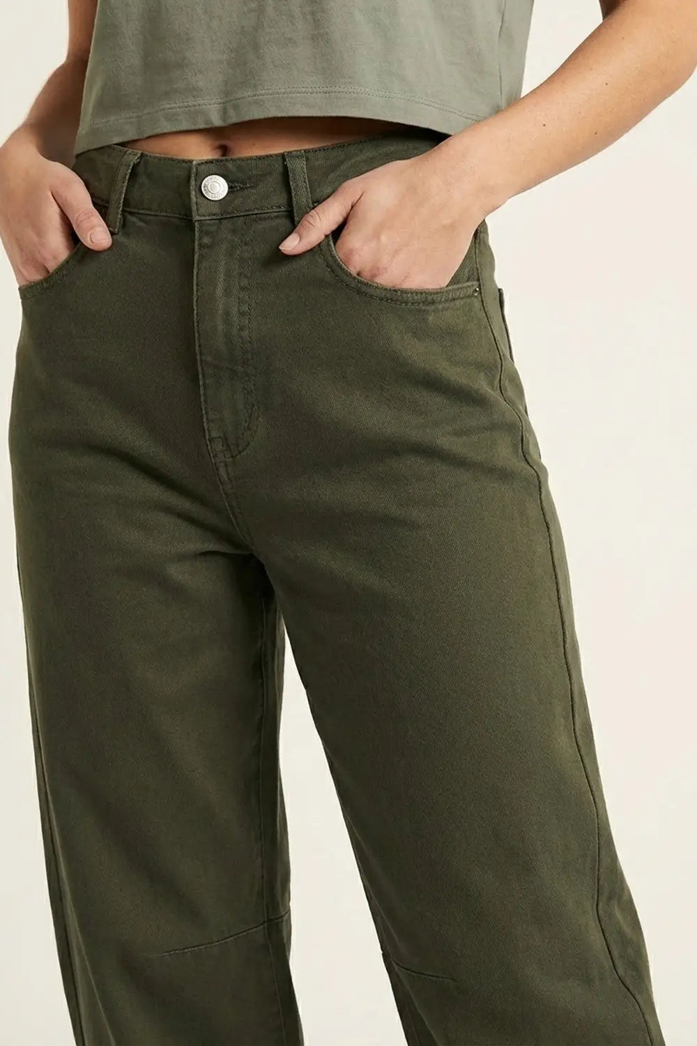 Jean extensible confortable avec jambe en tonneau en vert foncé - Pantalons