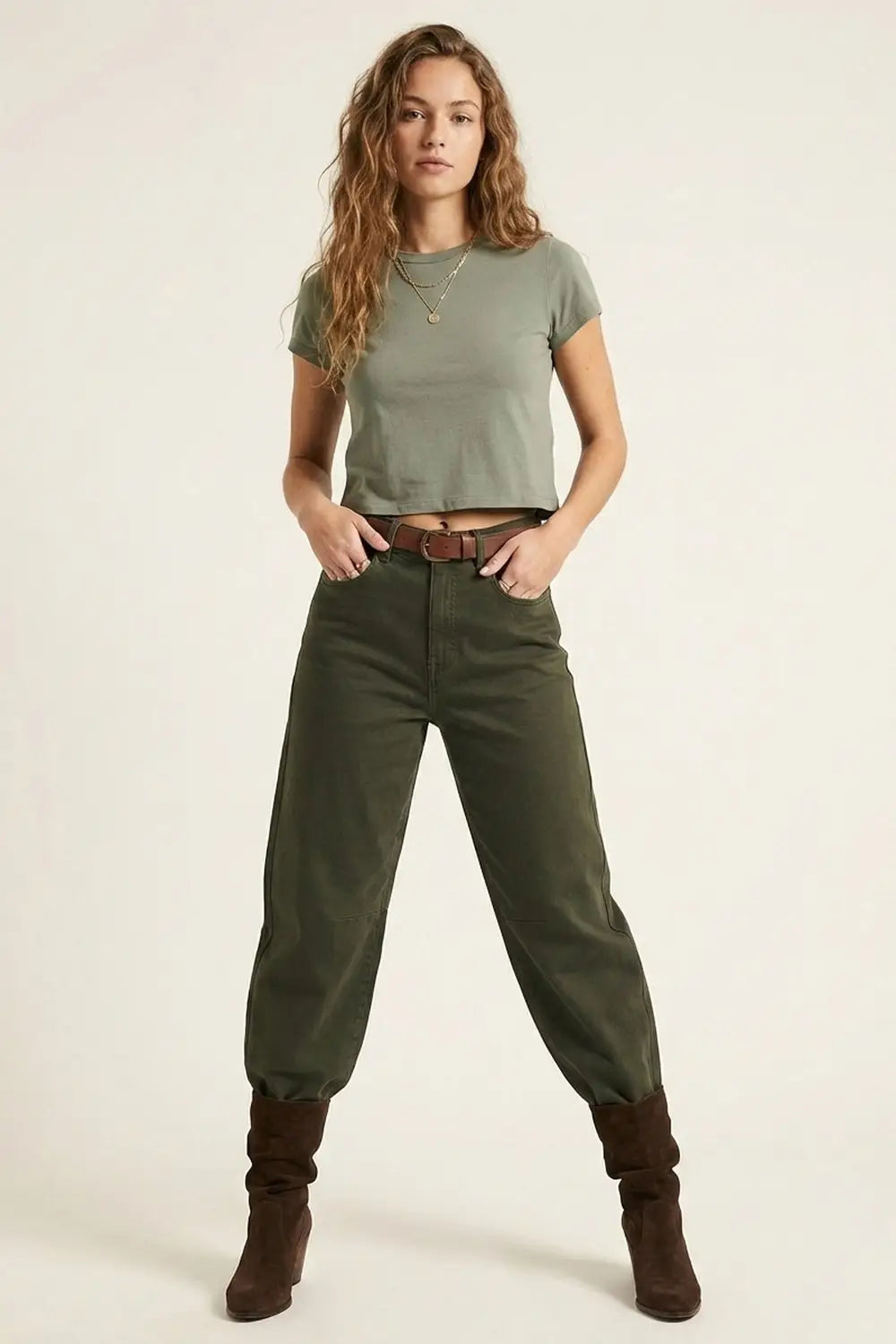 Jean extensible confortable avec jambe en tonneau en vert foncé - Pantalons