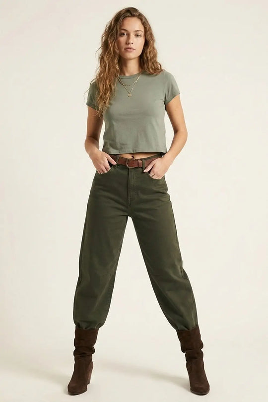Jean extensible confortable avec jambe en tonneau en vert foncé - Pantalons