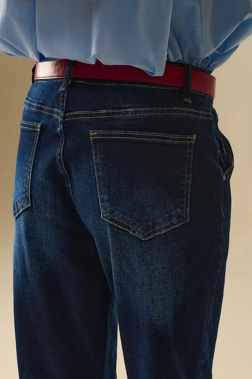 Jean foncé avec surpiqûres contrastées et ourlets à revers - Pantalons