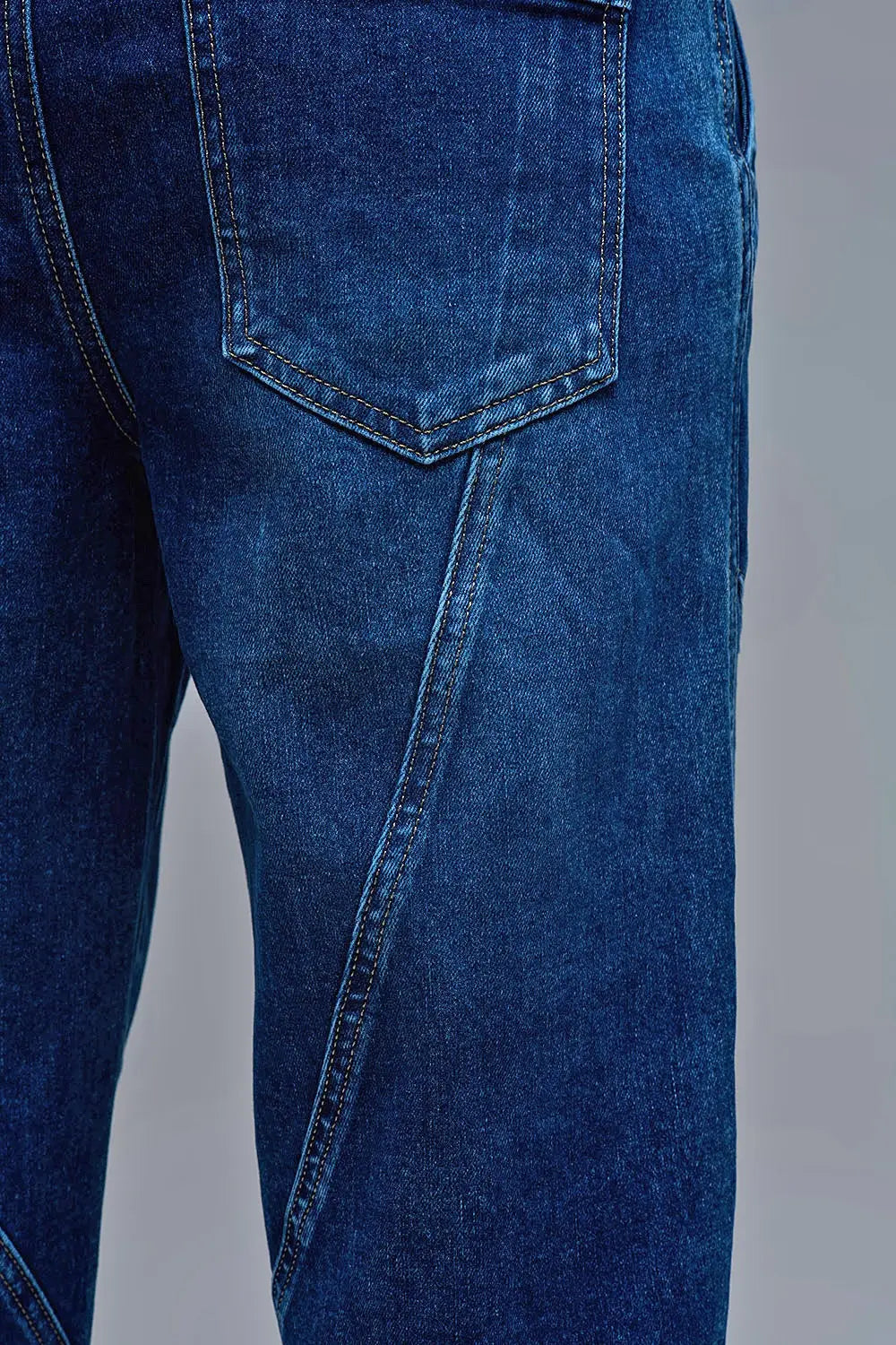 Jean jogger en denim à la coupe décontractée et à la taille à cordon de serrage - Pantalons