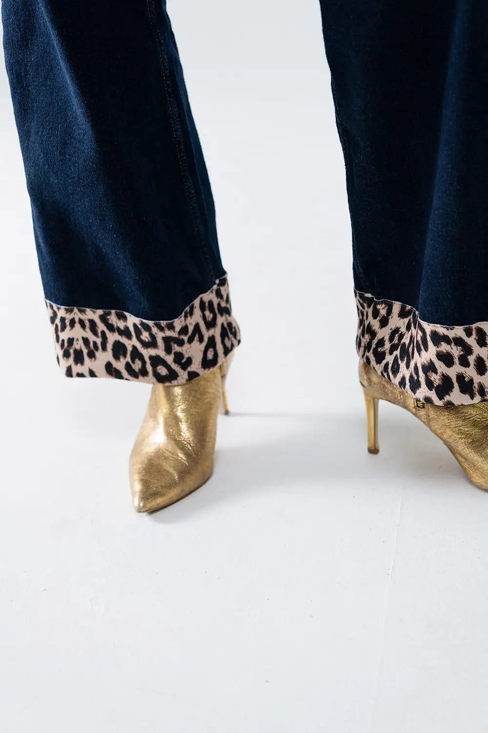 Jean large foncé avec détail léopard au bas de la jambe - Pantalons