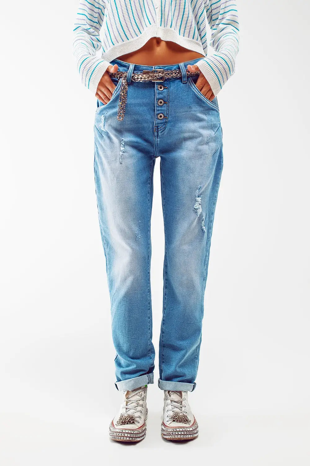 Q2 Jean mom à taille haute et détail boutonné