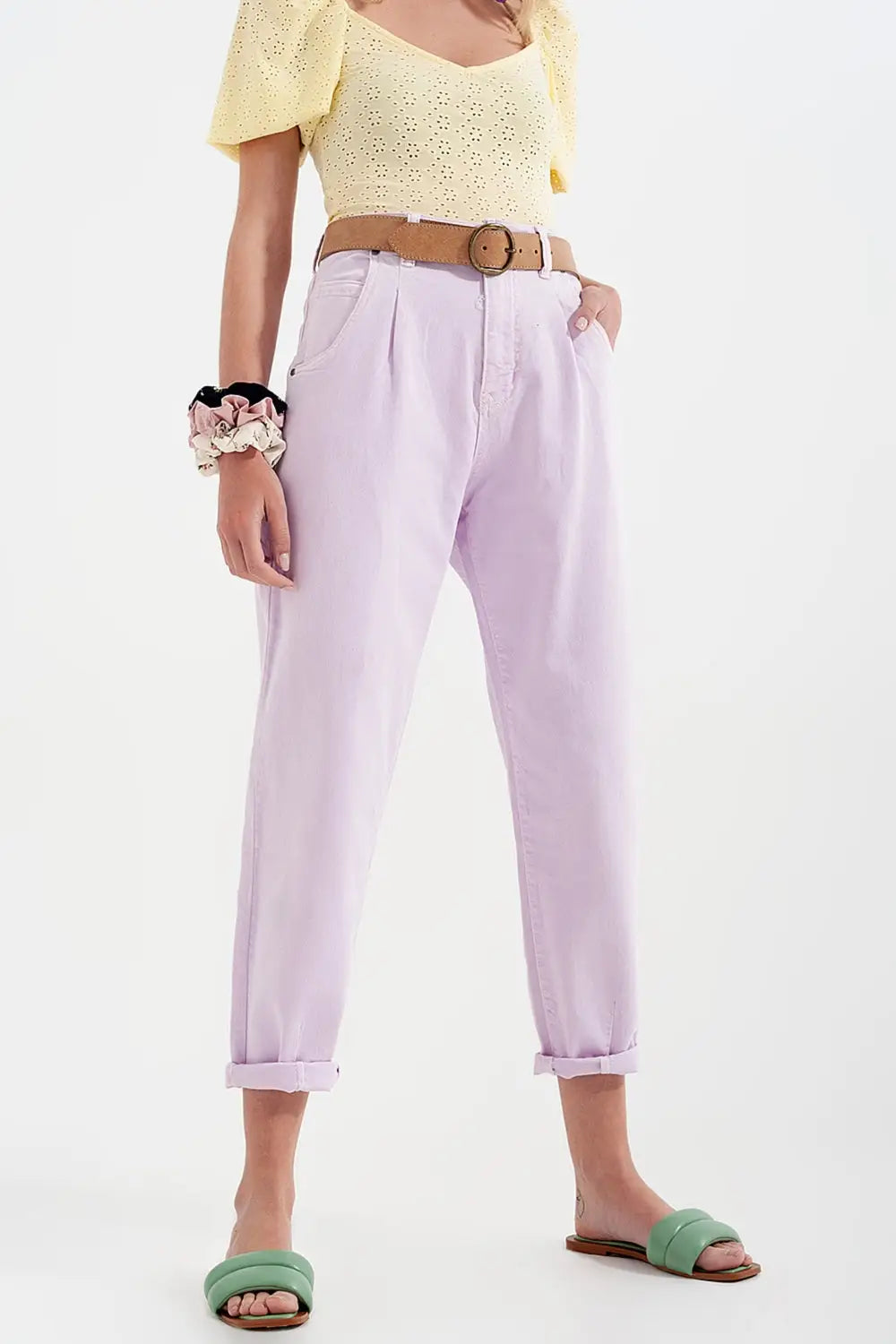 Q2 Jean mom  avec taille haute et plis sur le devant en lilas