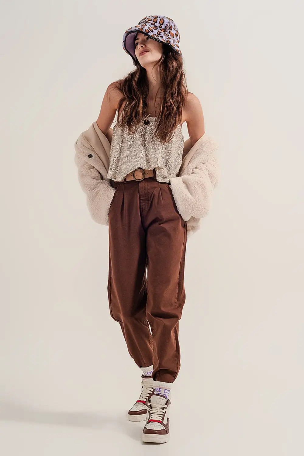 Jean mom avec taille haute et plis sur le devant en marron - Pantalons
