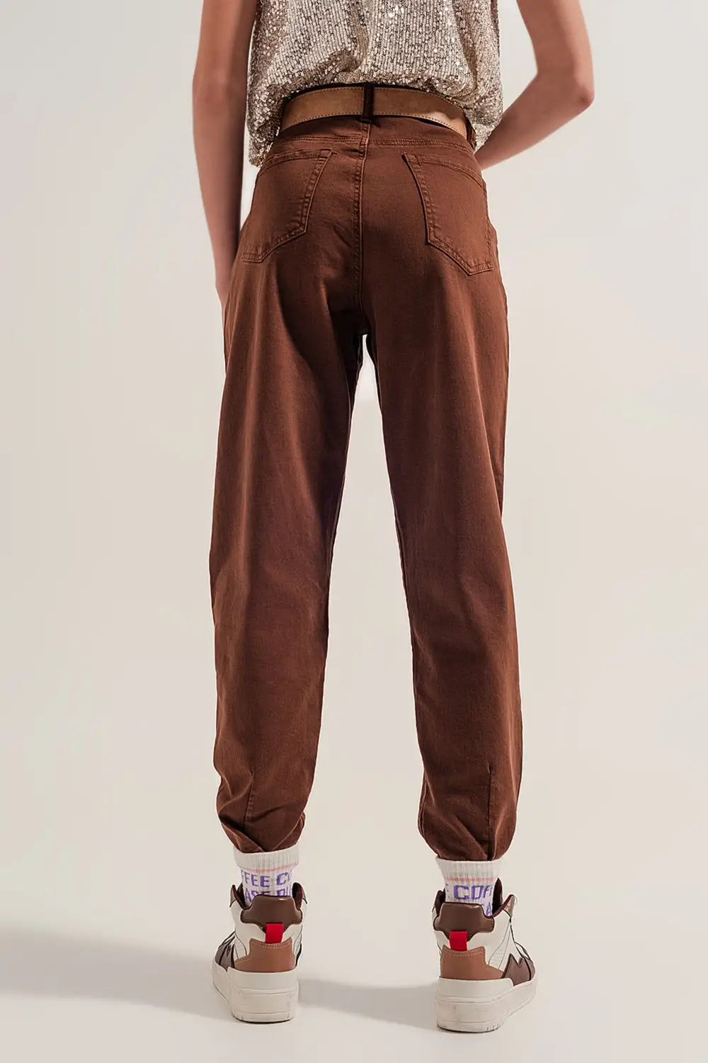 Jean mom avec taille haute et plis sur le devant en marron - Pantalons
