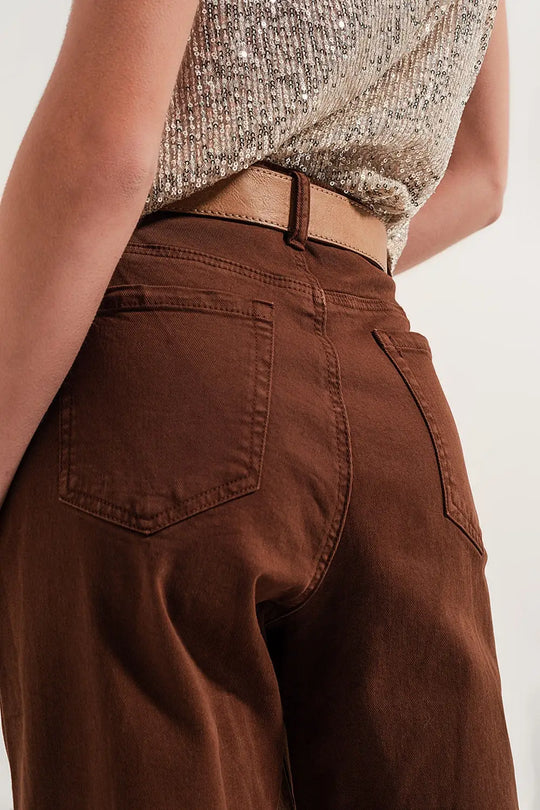 Jean mom avec taille haute et plis sur le devant en marron - Pantalons