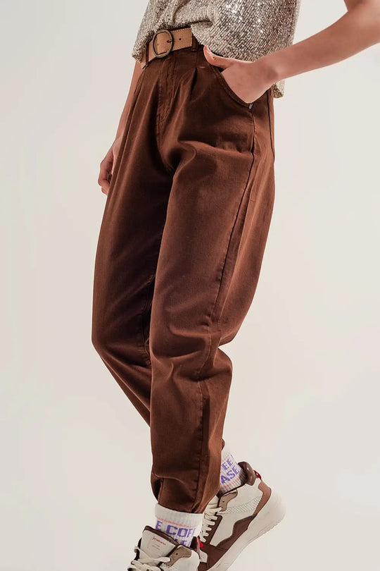 Jean mom avec taille haute et plis sur le devant en marron - Pantalons