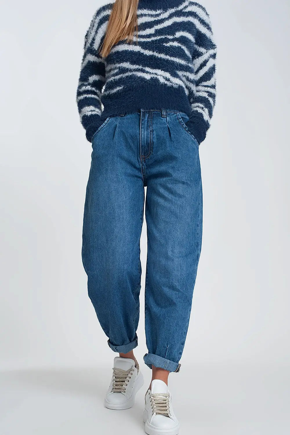Q2 Jean mom taille haute avec deux volants à la taille en bleu délavé foncé