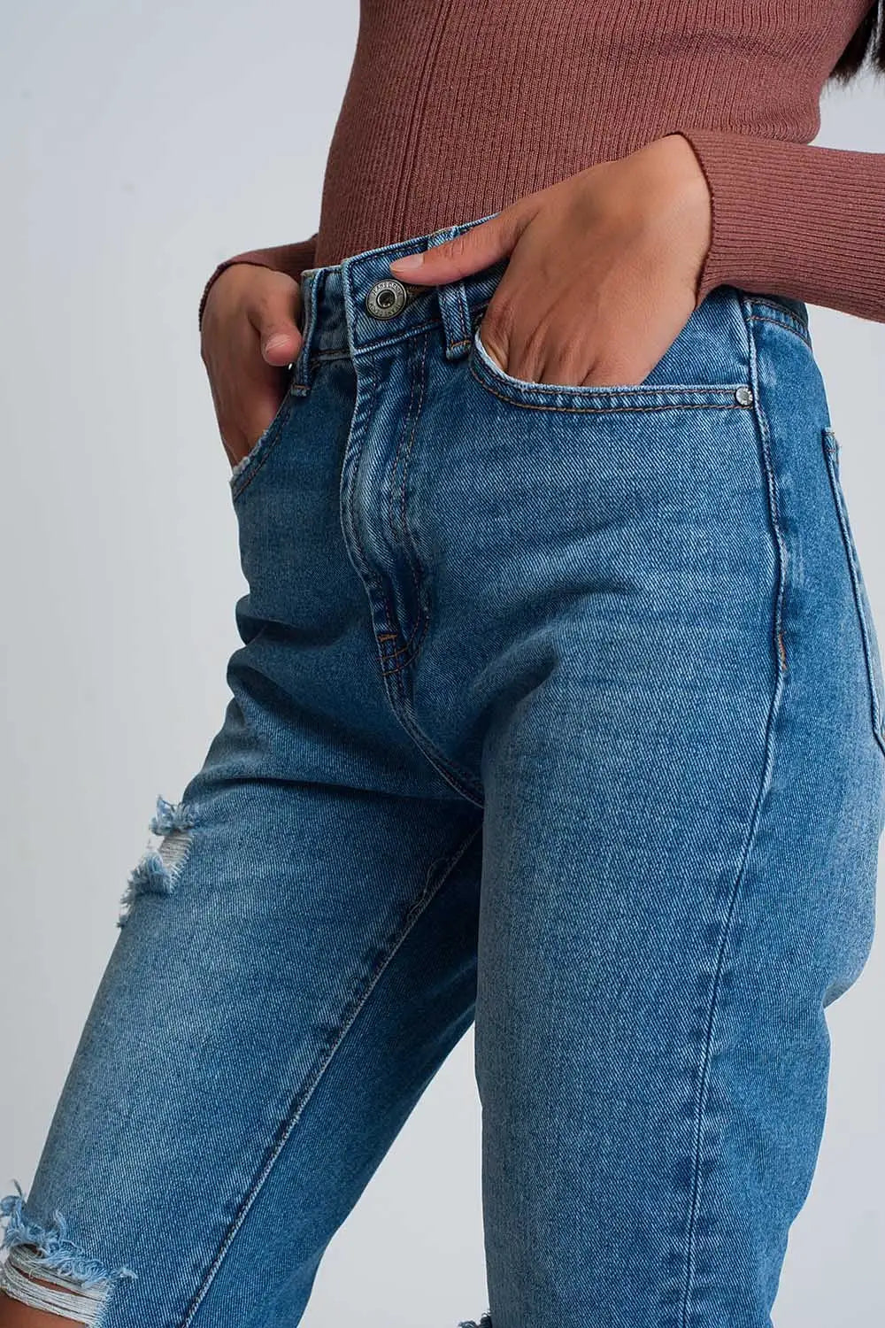 Jean mom taille haute avec genoux déchirés en bleu délavé foncé - Pantalons