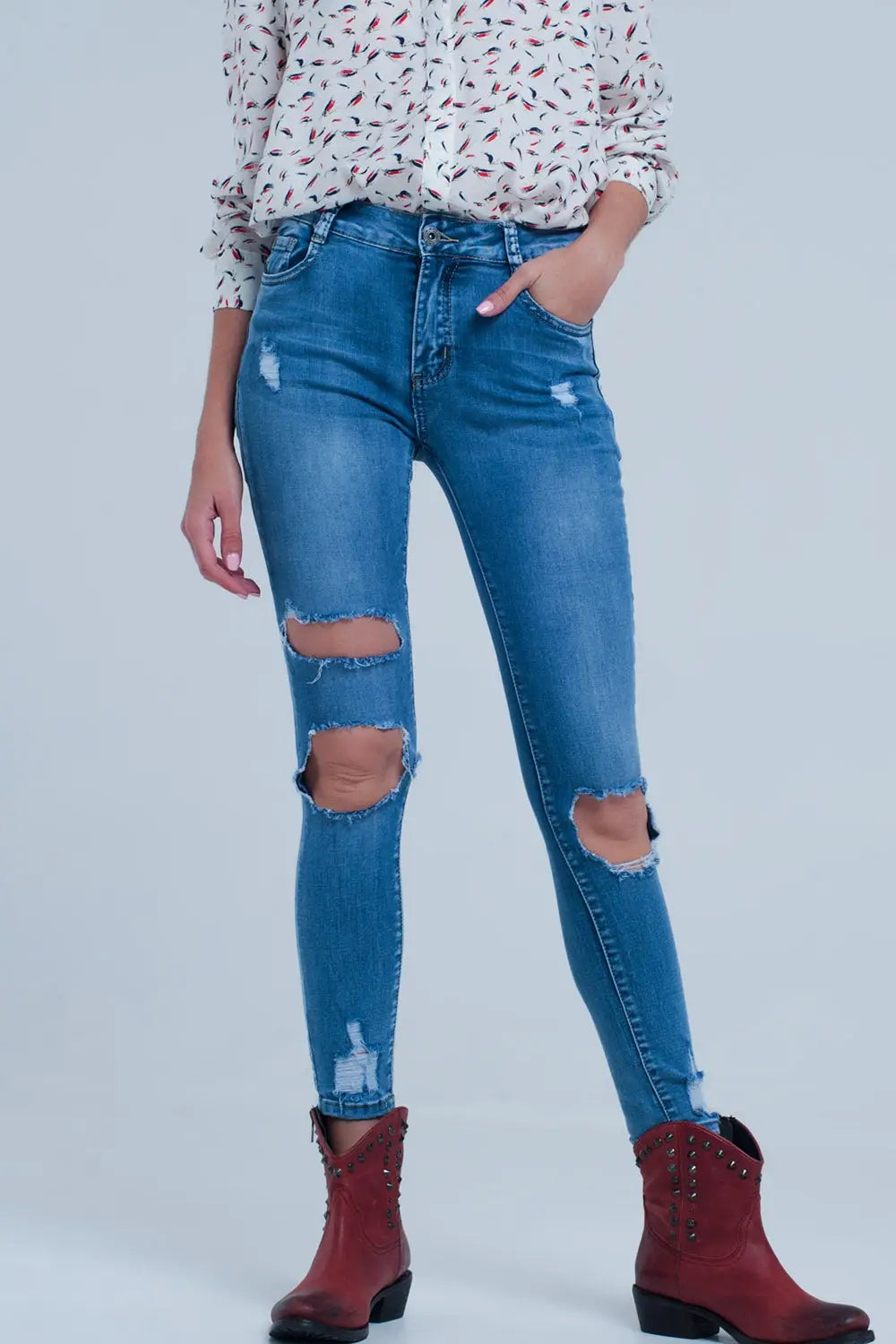 Q2 Jean skinny avec déchirures extrêmes aux genoux