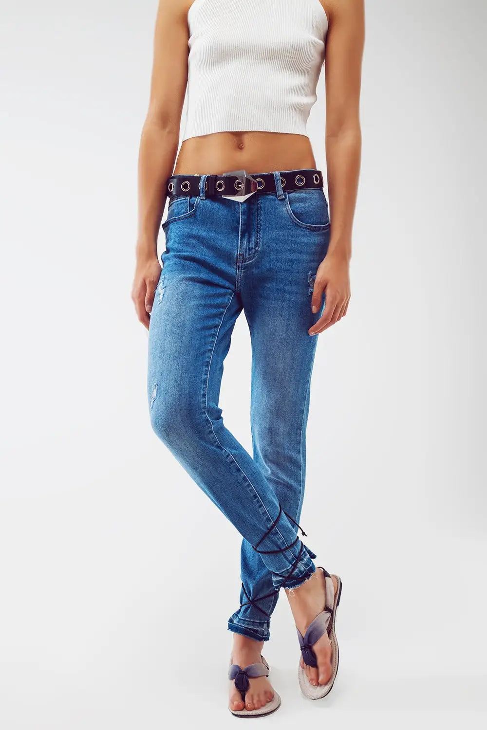 Q2 Jean skinny avec détail délavé à l'ourlet