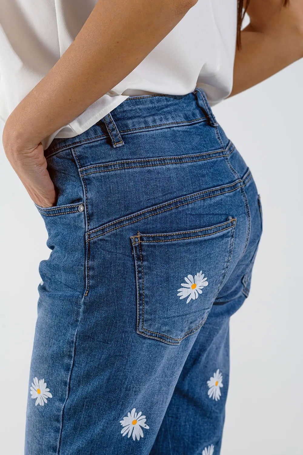 Jean skinny avec marguerites blanches imprimées délavage moyen - Pantalons