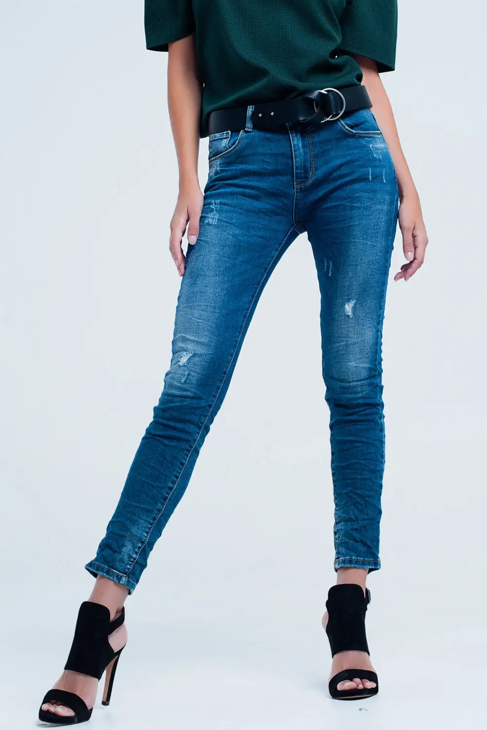 Q2 Jean skinny bleu avec des déchirures