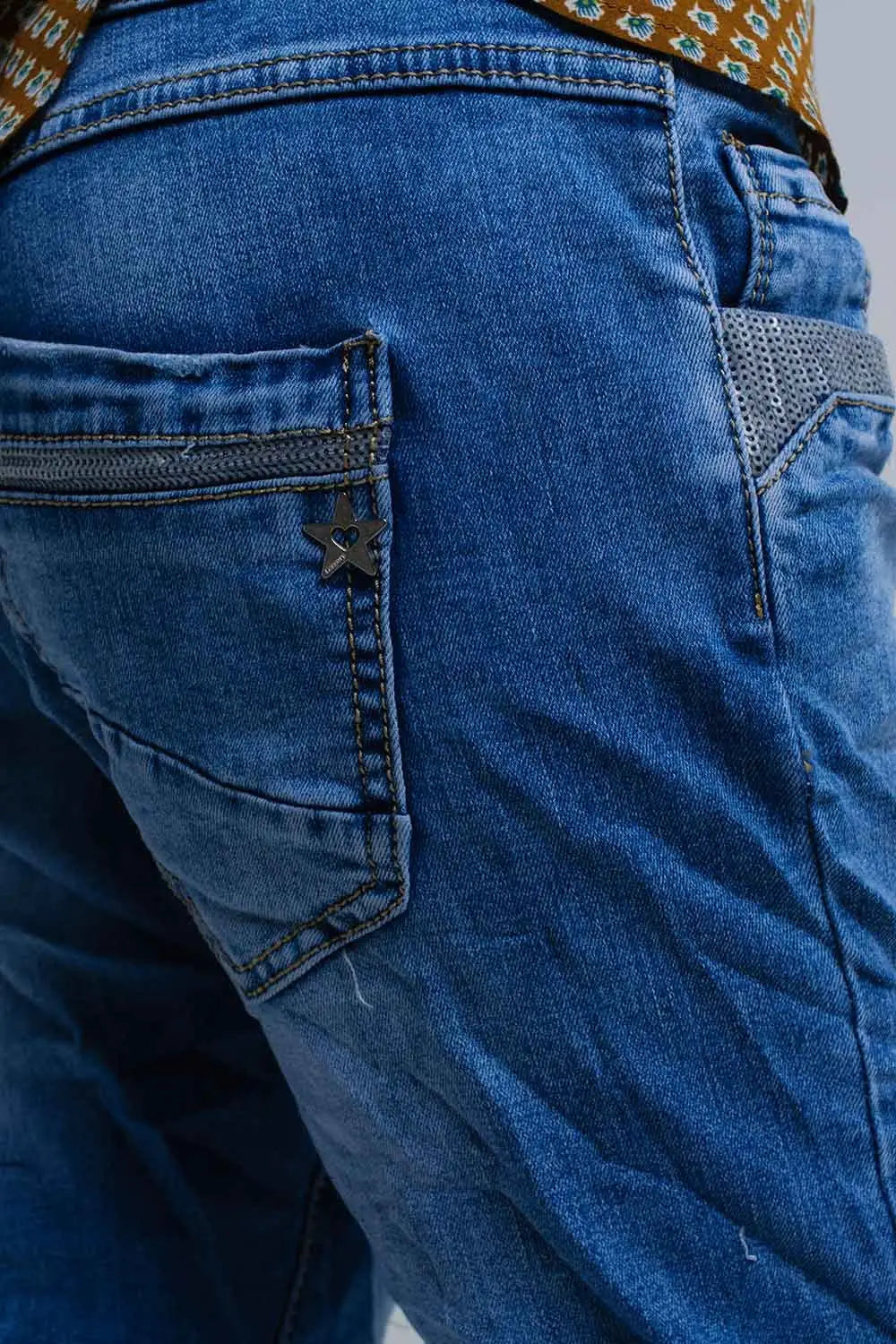 Jean skinny bleu avec des détails de paillettes - Pantalons