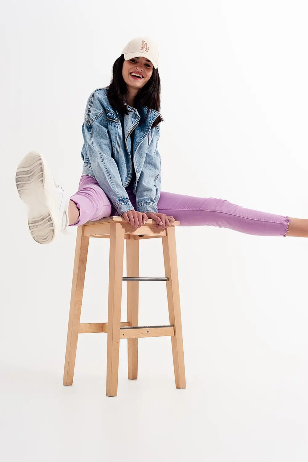 Q2 Jean skinny effet vieilli à ourlet brut lilas