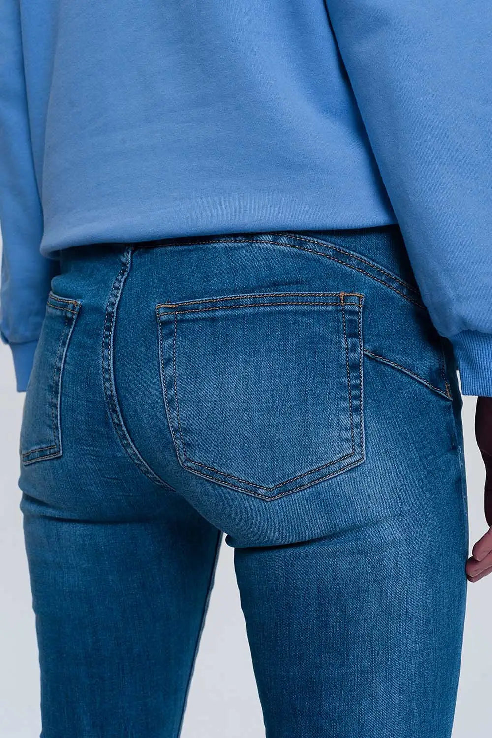 jean skinny en denim léger avec chevilles pliées et détail déchiré - Pantalons