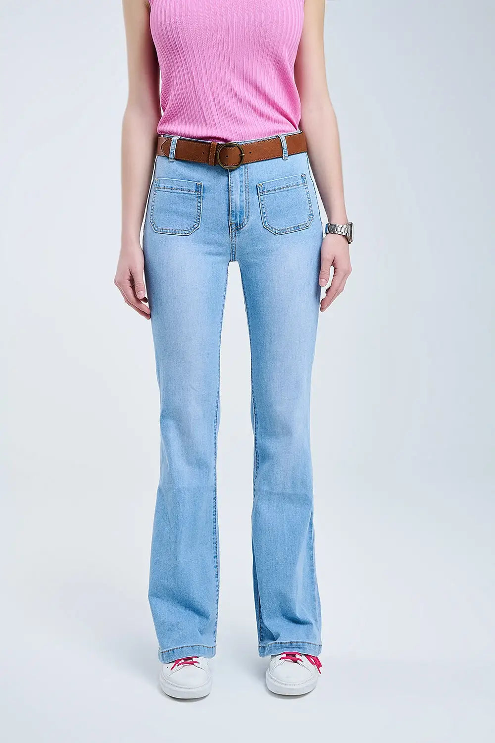 Q2 Jean skinny évasé délavé avec poches sur le devant