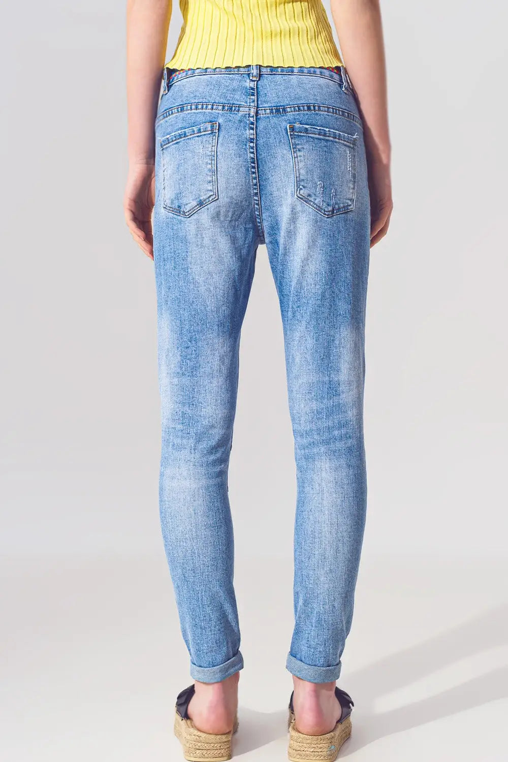 Jean Skinny Extensible avec Empiècements en Délavage Moyen et Détail de Ceinture - Pantalons