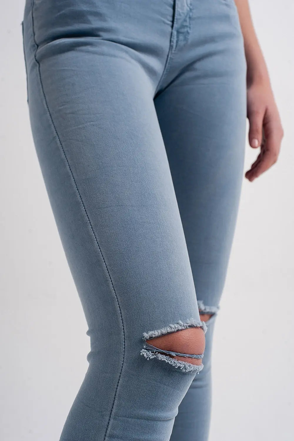 Jean with distressed knee in blue - Jeans