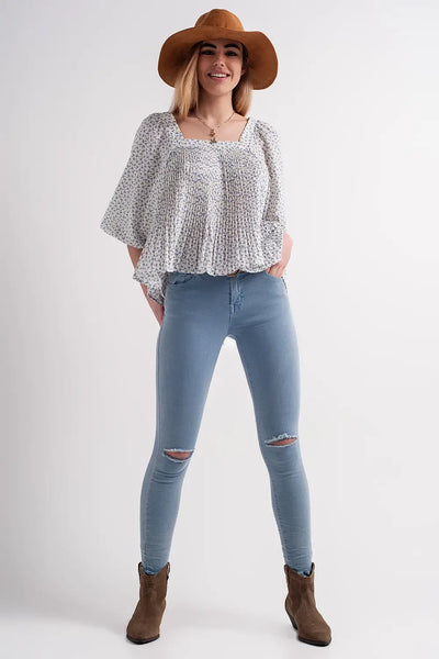 Jean with distressed knee in blue - Jeans