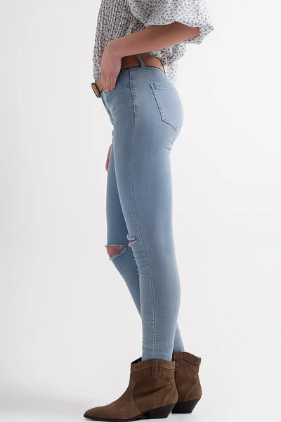 Jean with distressed knee in blue - Jeans