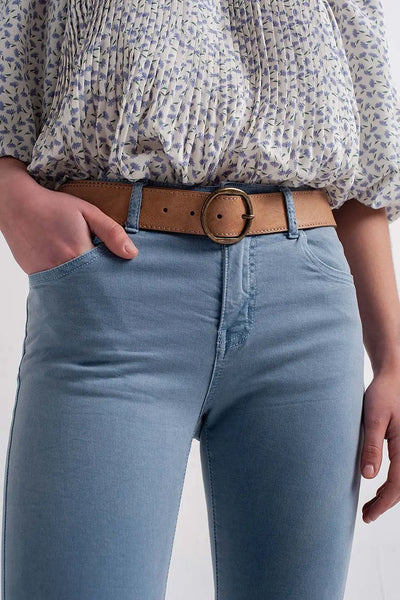 Jean with distressed knee in blue - Jeans