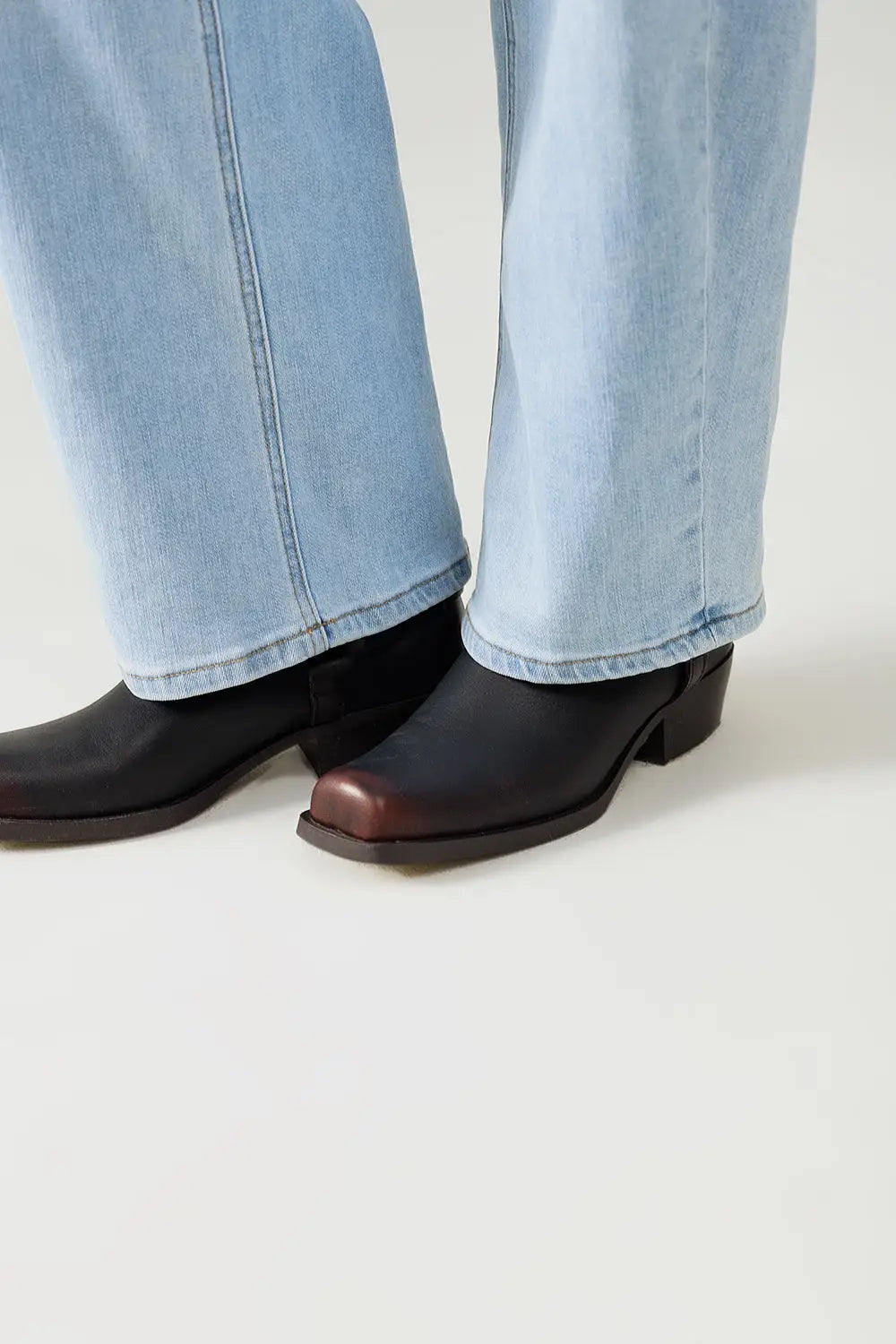 Jeans à jambe bulle en denim bleu clair avec taille haute - Pantalons