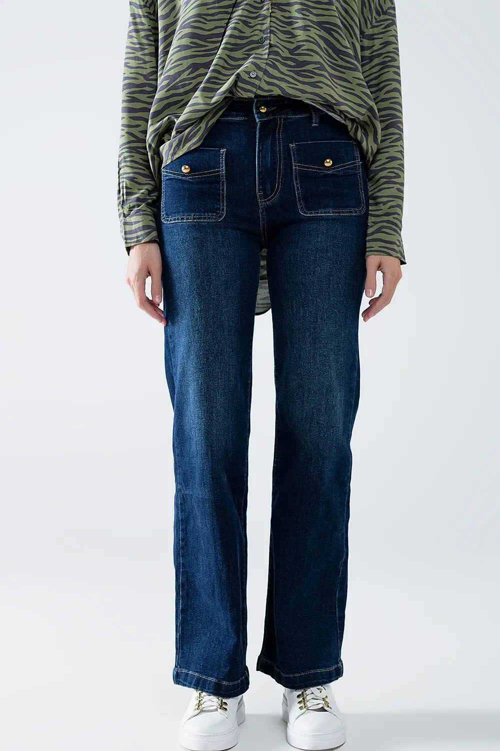 Q2 Jeans à jambe droite avec poches avant et bouton