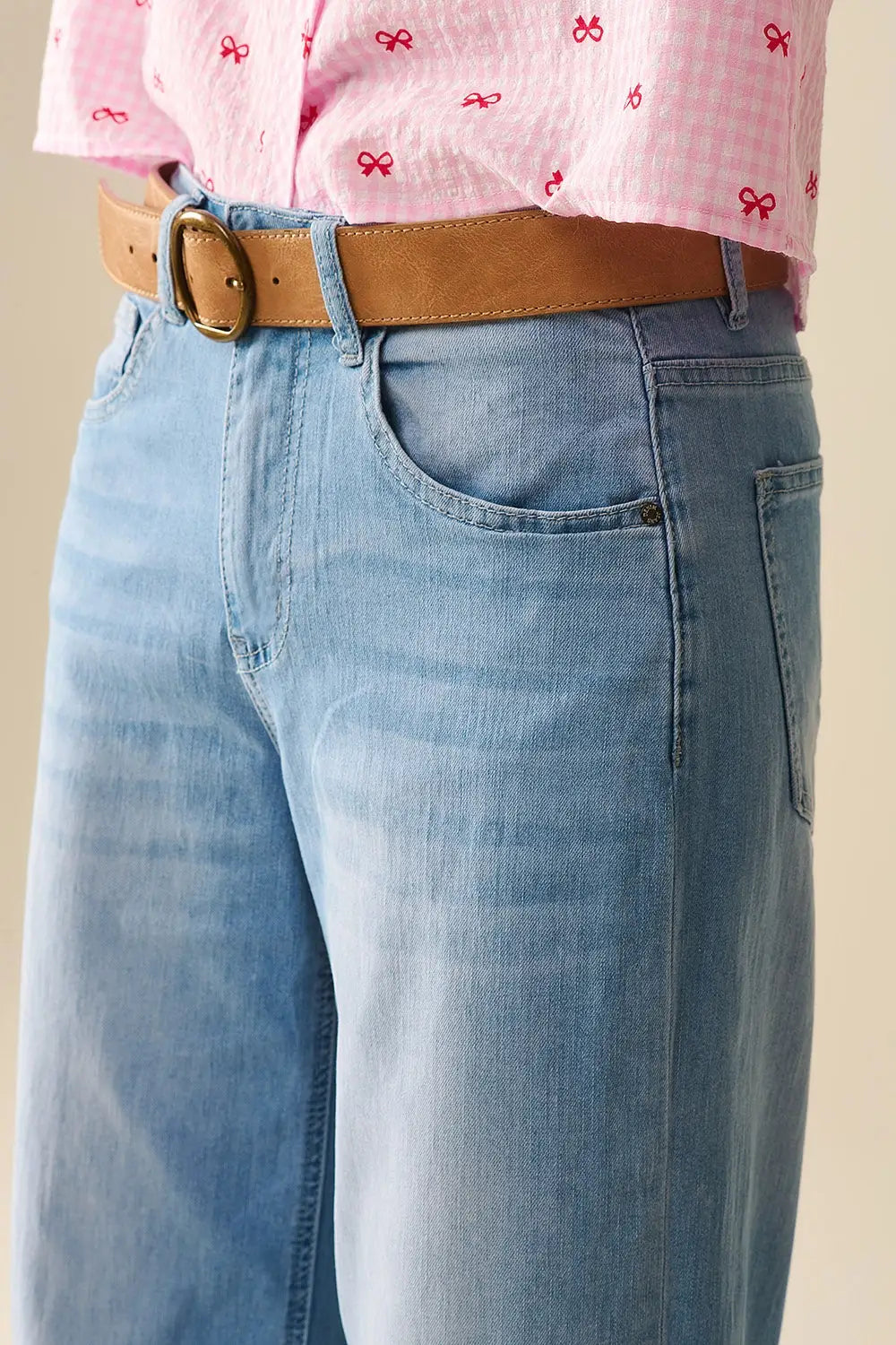 Jeans à jambes larges et chevilles avec délavage clair - Pantalons