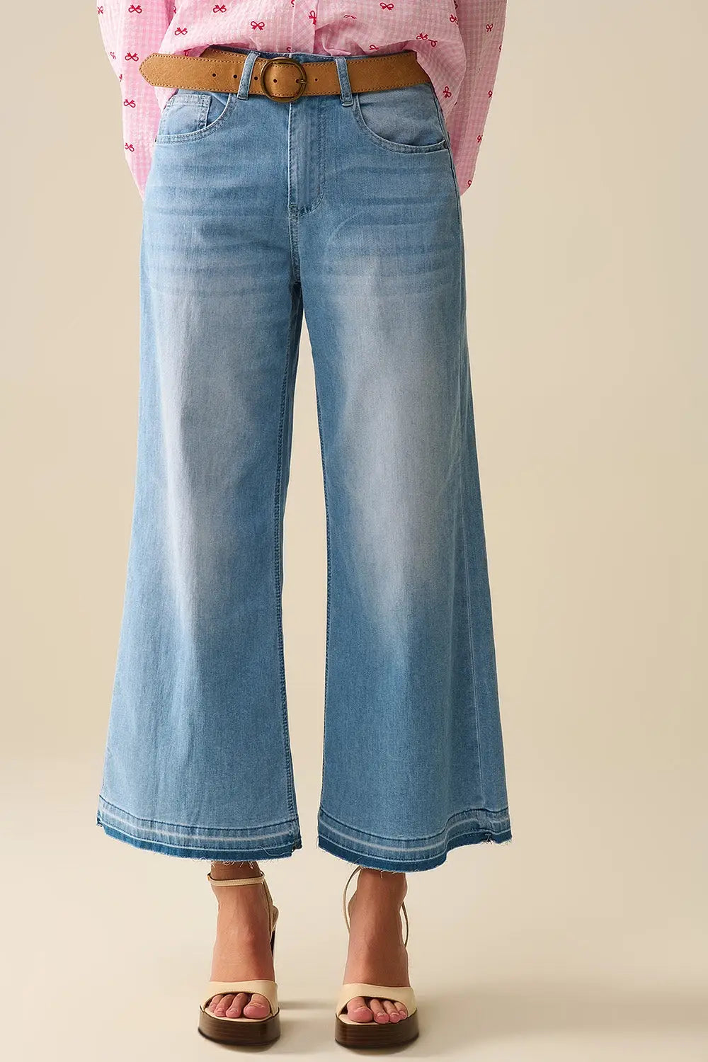 Jeans à jambes larges et chevilles avec délavage clair - Pantalons
