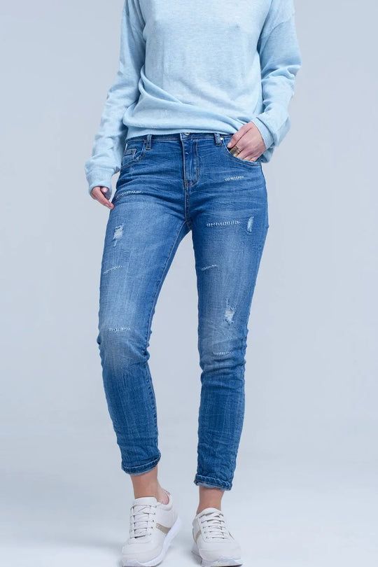 Jeans à la cheville avec déchirure et réparation - Pantalons