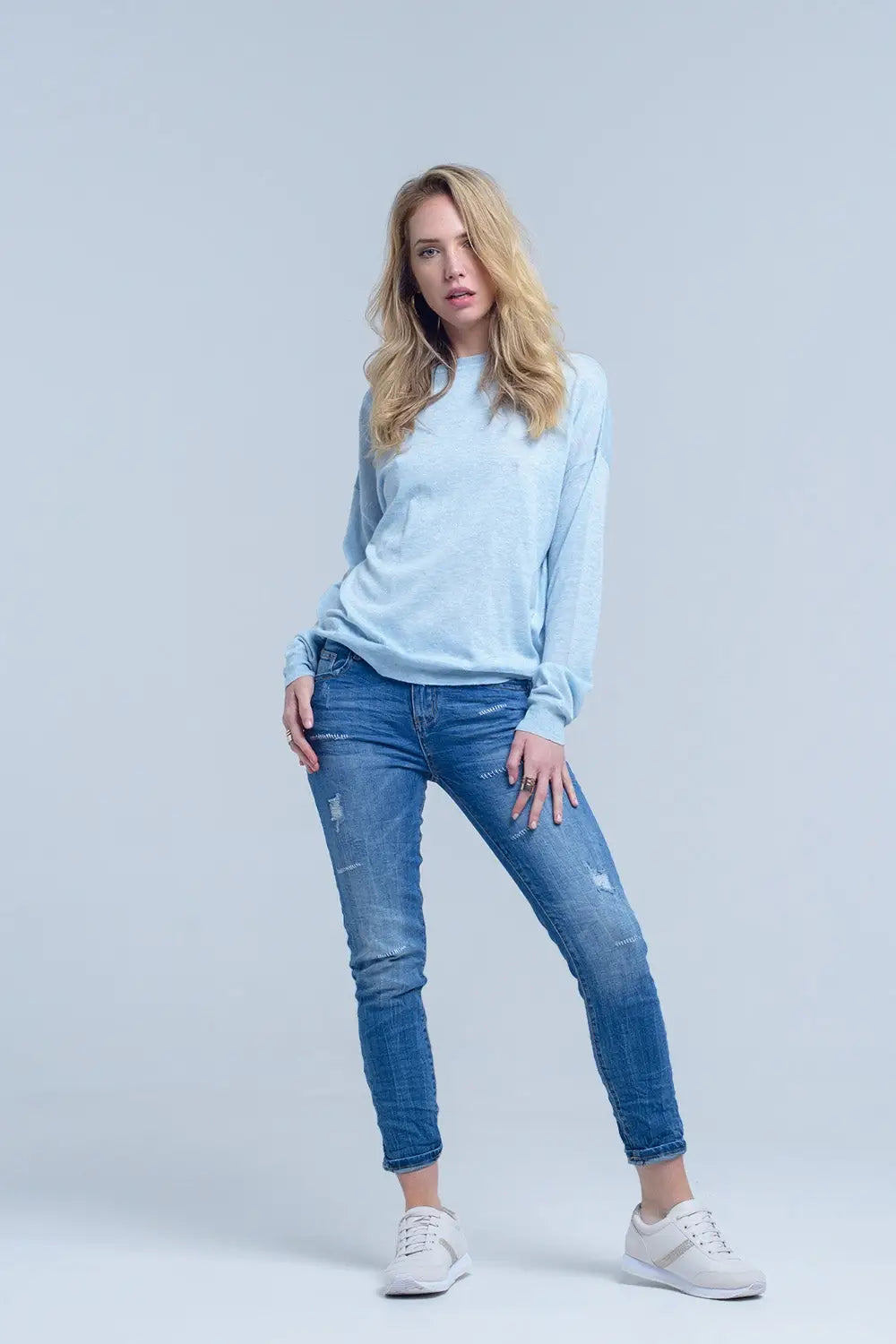 Jeans à la cheville avec déchirure et réparation - Pantalons